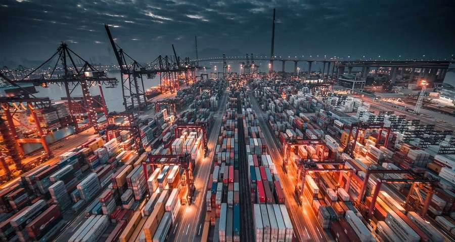 Terminal container al crepuscolo