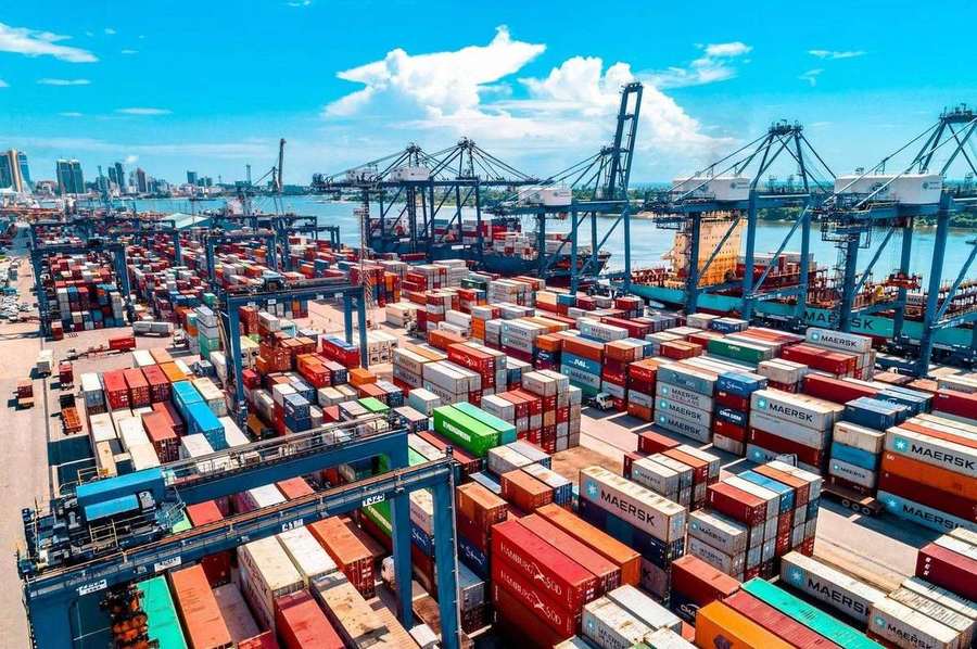 Piazzale portuale con container e gru di banchina