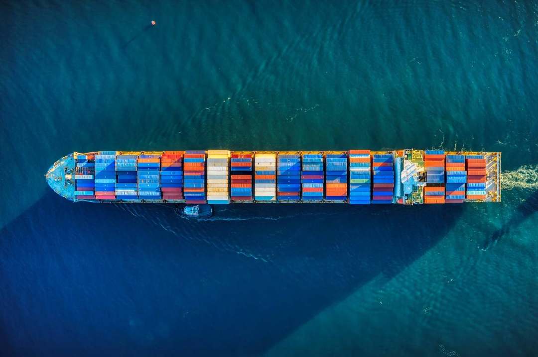 Nave portacontainer in navigazione, vista dall'alto